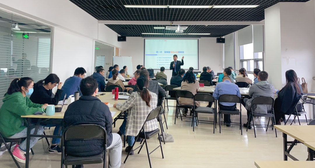 聚势谋远，，，，，，惟实励新 | 优德882023年中高层治理职员培训会圆满竣事